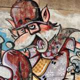 C'� spazio anche per la street art, a giudicare dalla volpe simile a quella della favola di Pinocchio ritratta con due bombolette in mano